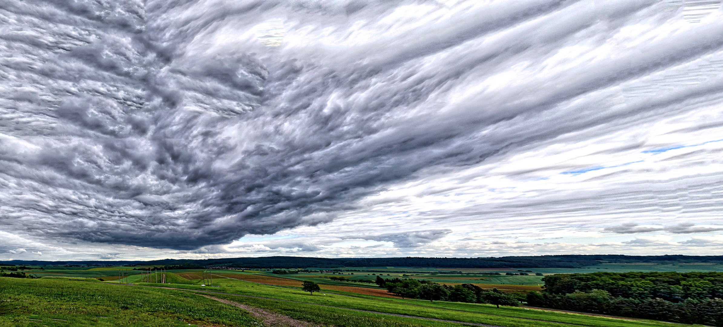 Panorama mit HDR zeigt Wolken über er Keltenwelt am Glauberg