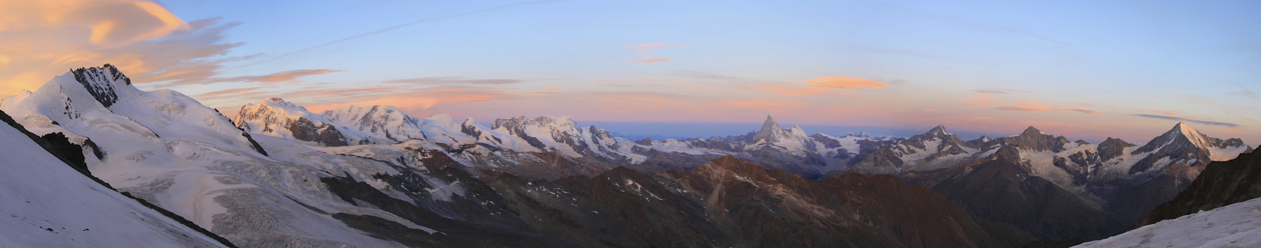 Panorama mit Matterhorn in der Mitte