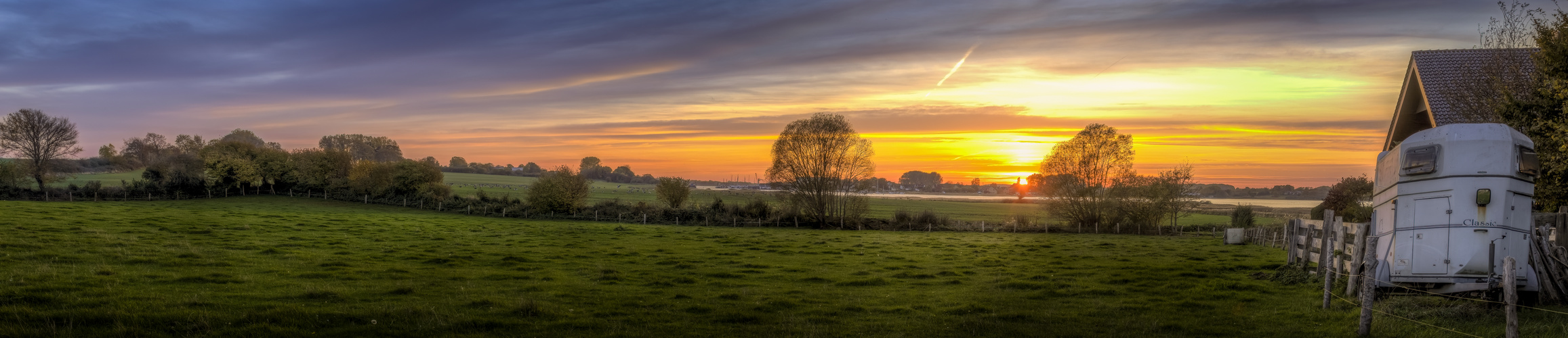 Panorama mit Pferdeanhänger 