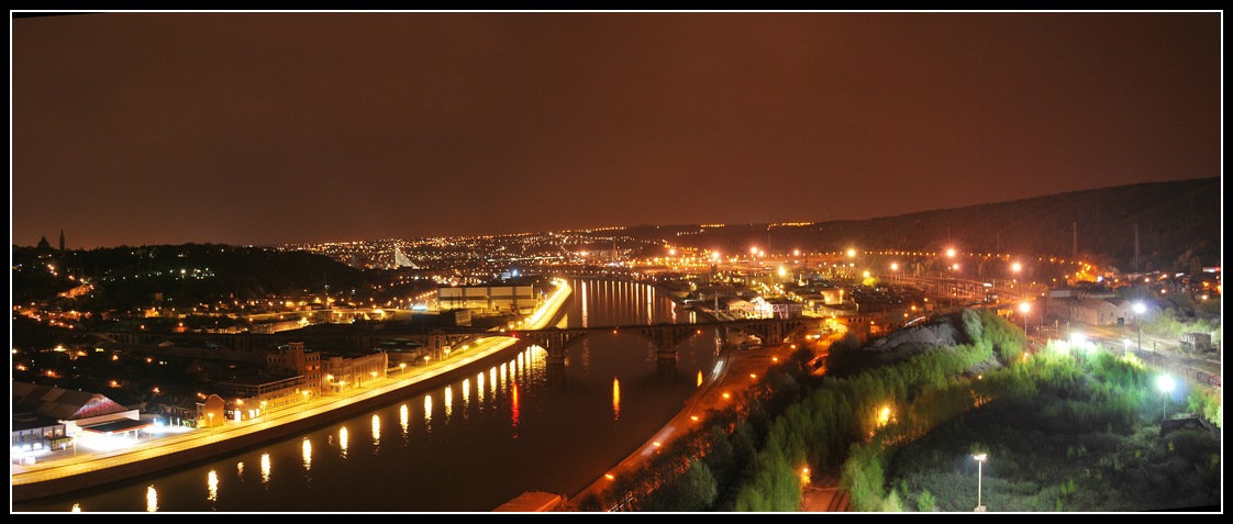 Panorama nocturne de la meuse à Liège