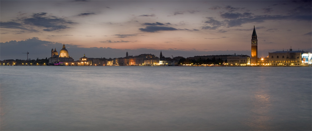 panorama nocturno de Venecia.