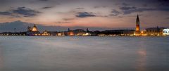 panorama nocturno de Venecia.