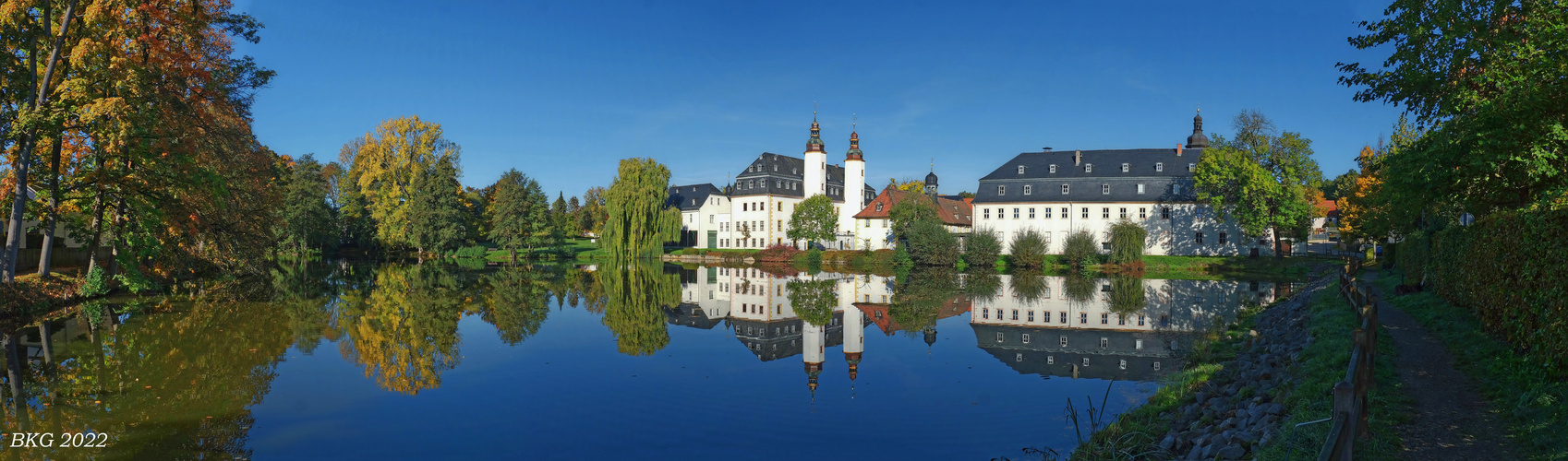 Panorama Schloss Blankenhain im Herbstgoldspiegel 