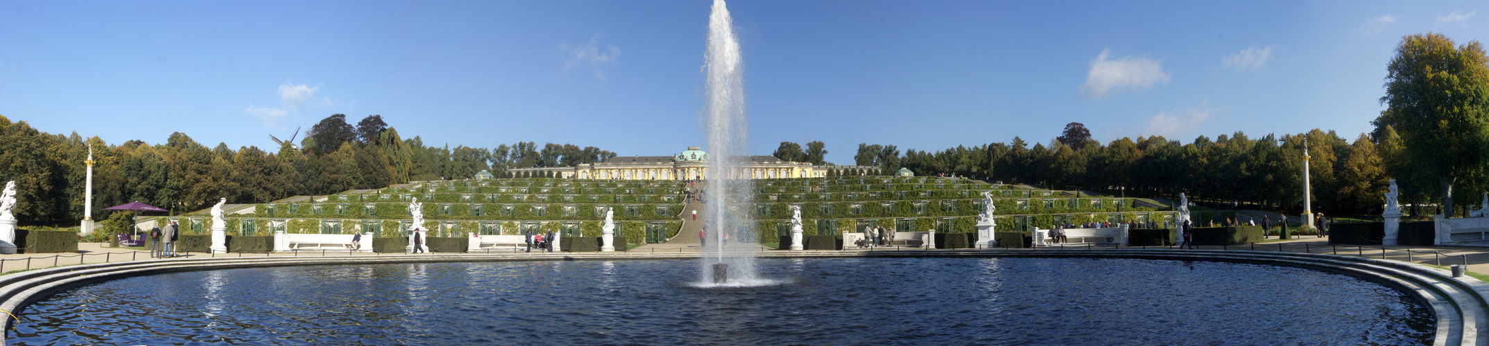 Panorama Schloss mit Wasserfontäine