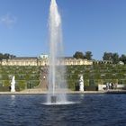 Panorama Schloss mit Wasserfontäine