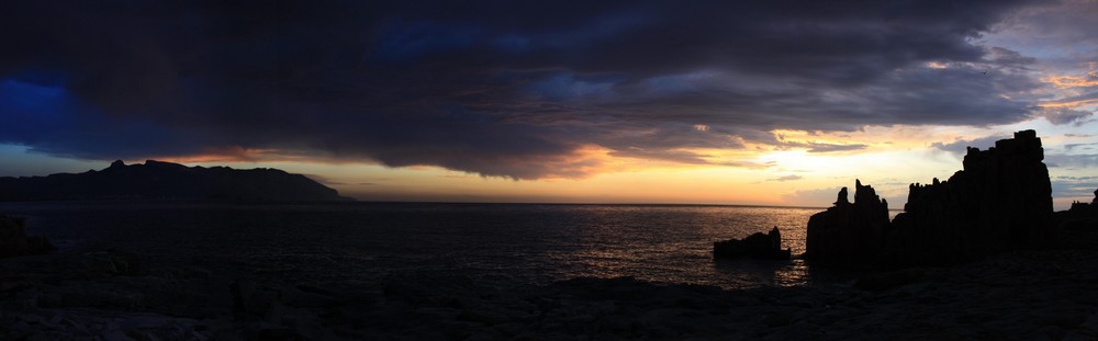 PANORAMA Sonnenaufgang mit Unwetterfront