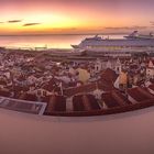 Panorama: Sonnenaufgang über den Dächern von Lissabon