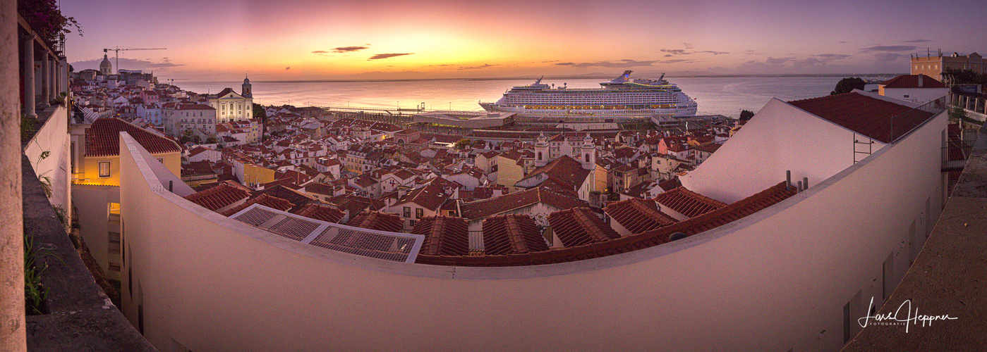 Panorama: Sonnenaufgang über den Dächern von Lissabon