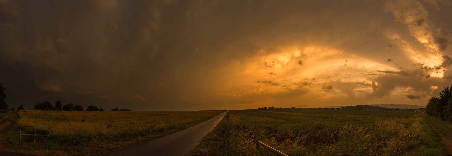 Panorama Sonnuntergang nach dem Sturm