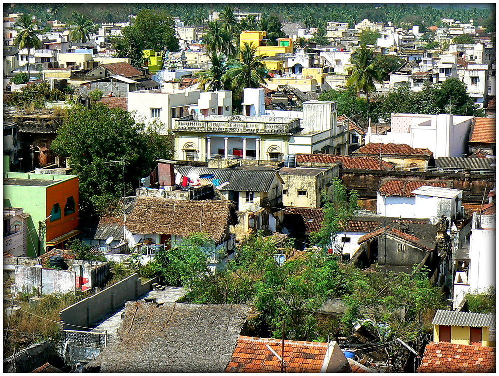 PANORAMA SUR LA VIEILLE VILLE .