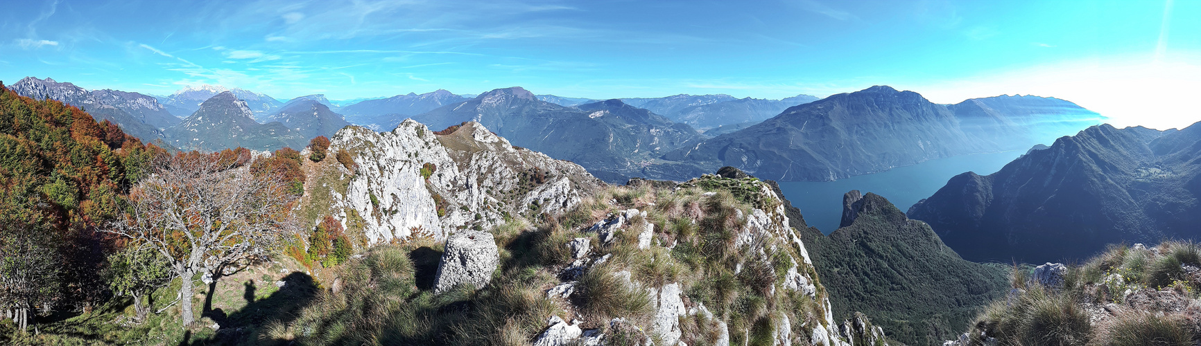 Panorama vom Gipfel des Rocchetta-Massivs oberhalb von Riva del Garda