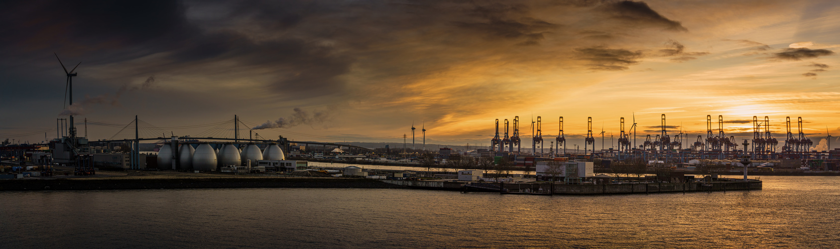Panorama vom Hamburger Hafen (Süderelbe) mit der Köhlbrandbrücke bei Sonnenuntergang