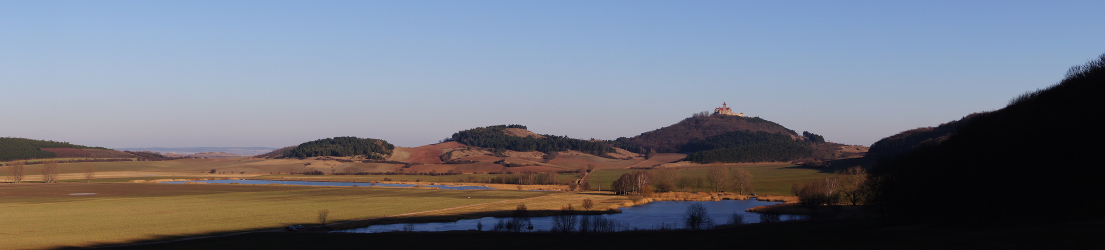 Panorama vom Torfloch mit der Wachsenburg im Hintergrund