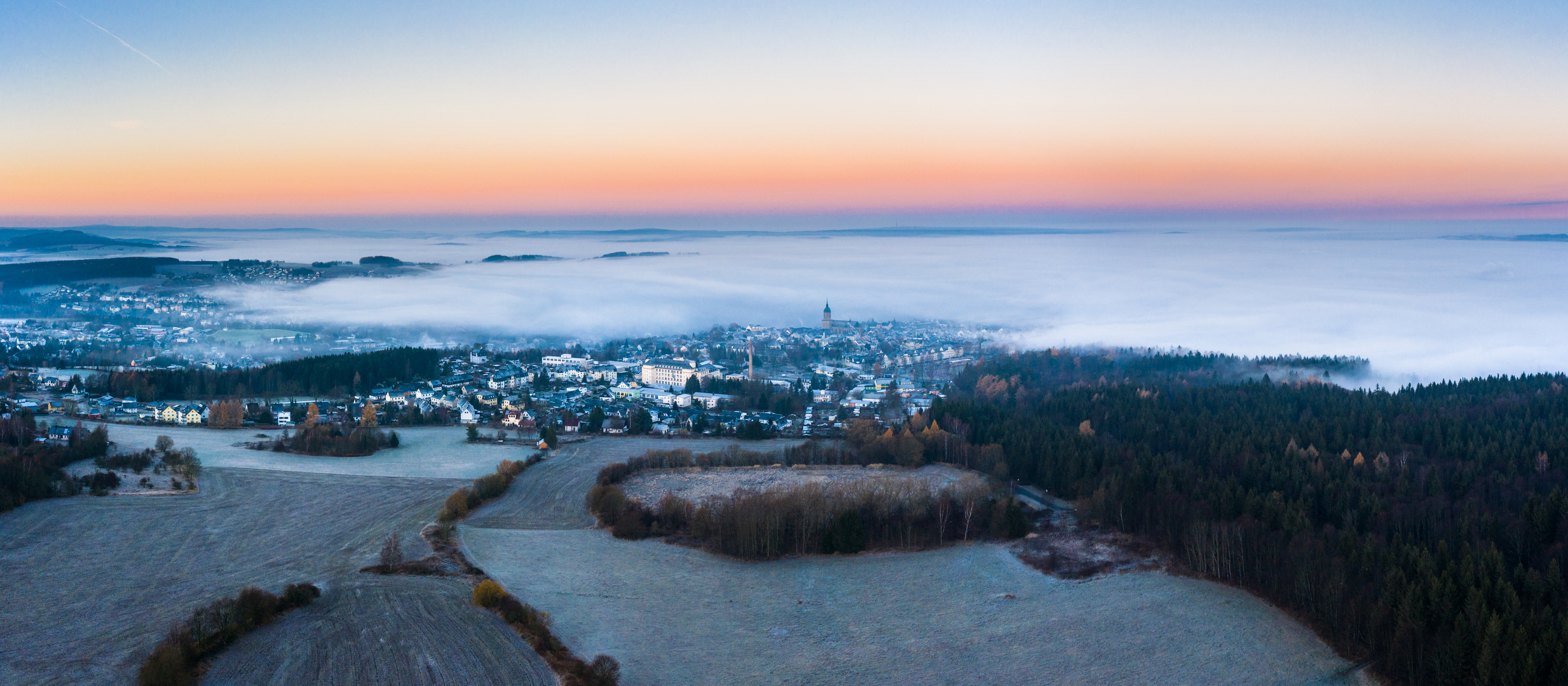 Panorama von Annaberg-Buchholz im Nebel