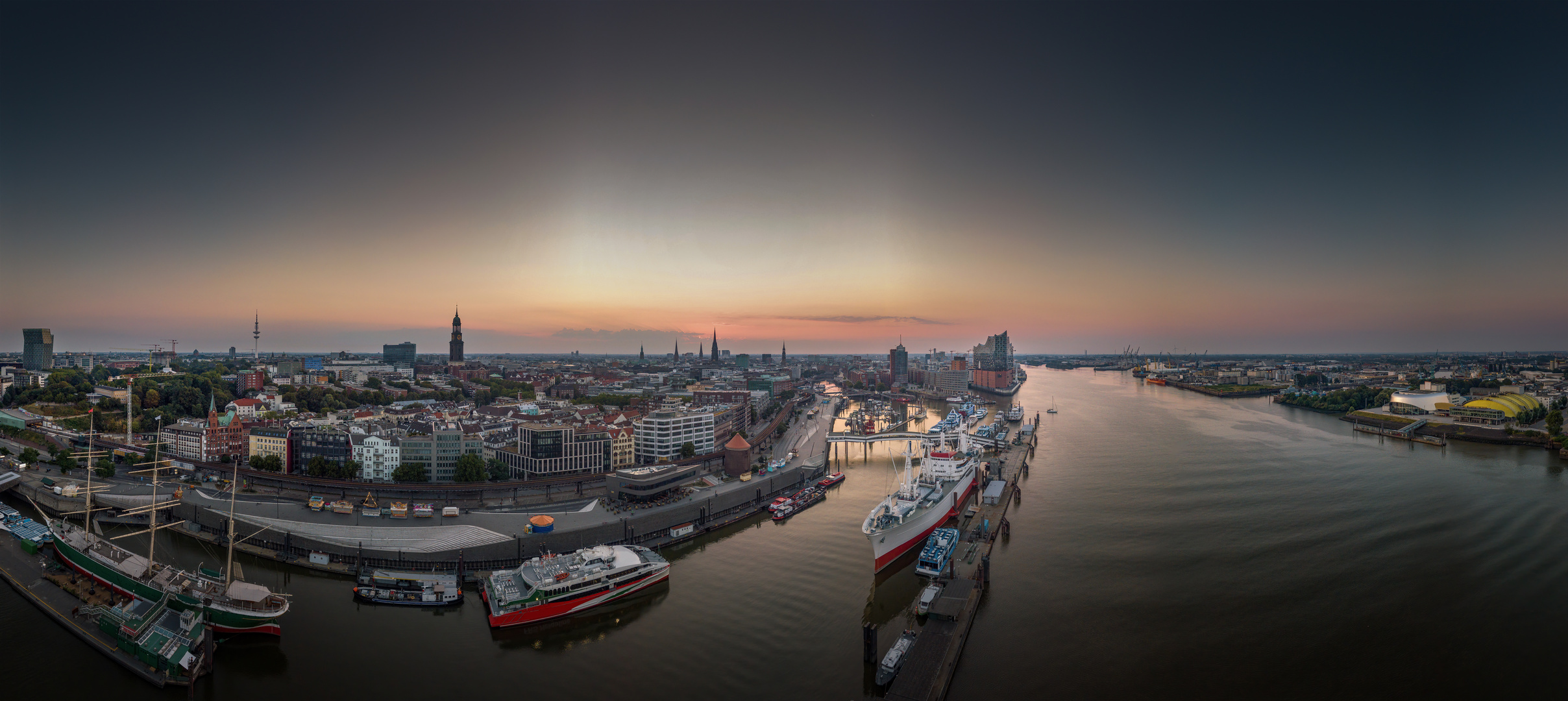 Panorama von den Landungsbrücken samt Hafencity & Speicherstadt bei Sonnenaufgang 