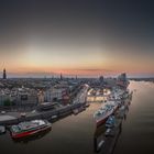 Panorama von den Landungsbrücken samt Hafencity & Speicherstadt bei Sonnenaufgang 