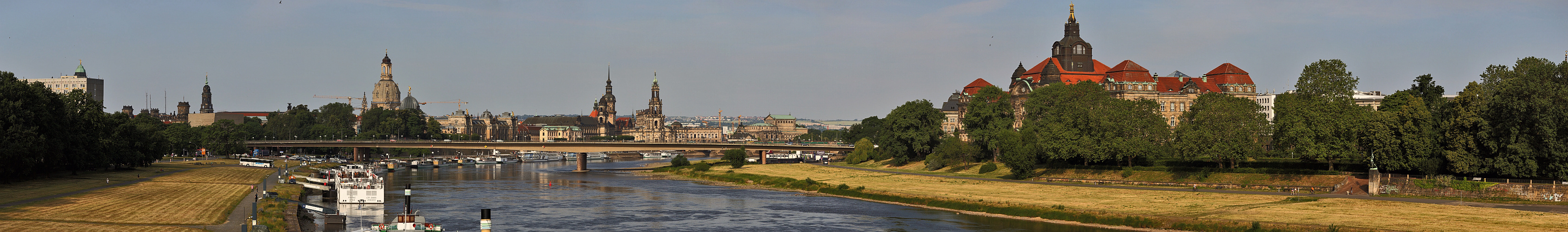 Panorama von der Albertbrücke in Dresden am Morgen mit dem Blick zur Carolabrücke,...