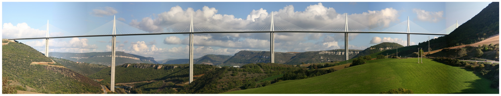 Panorama von der Brücke von Millau