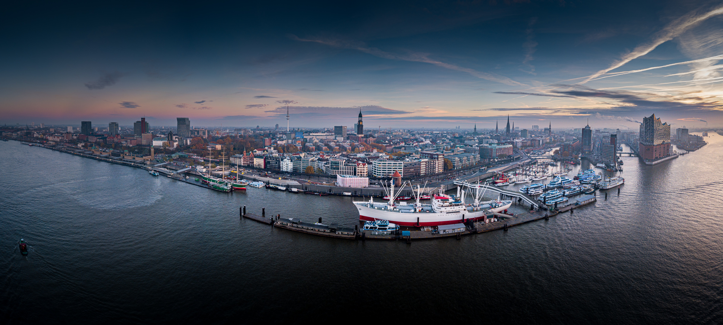 Panorama von der Skyline Hamburgs bei Sonnenaufgang