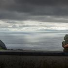 Panorama von Frau & Kind bei halbwegs gutem Wetter auf den Azoren am Atlantik