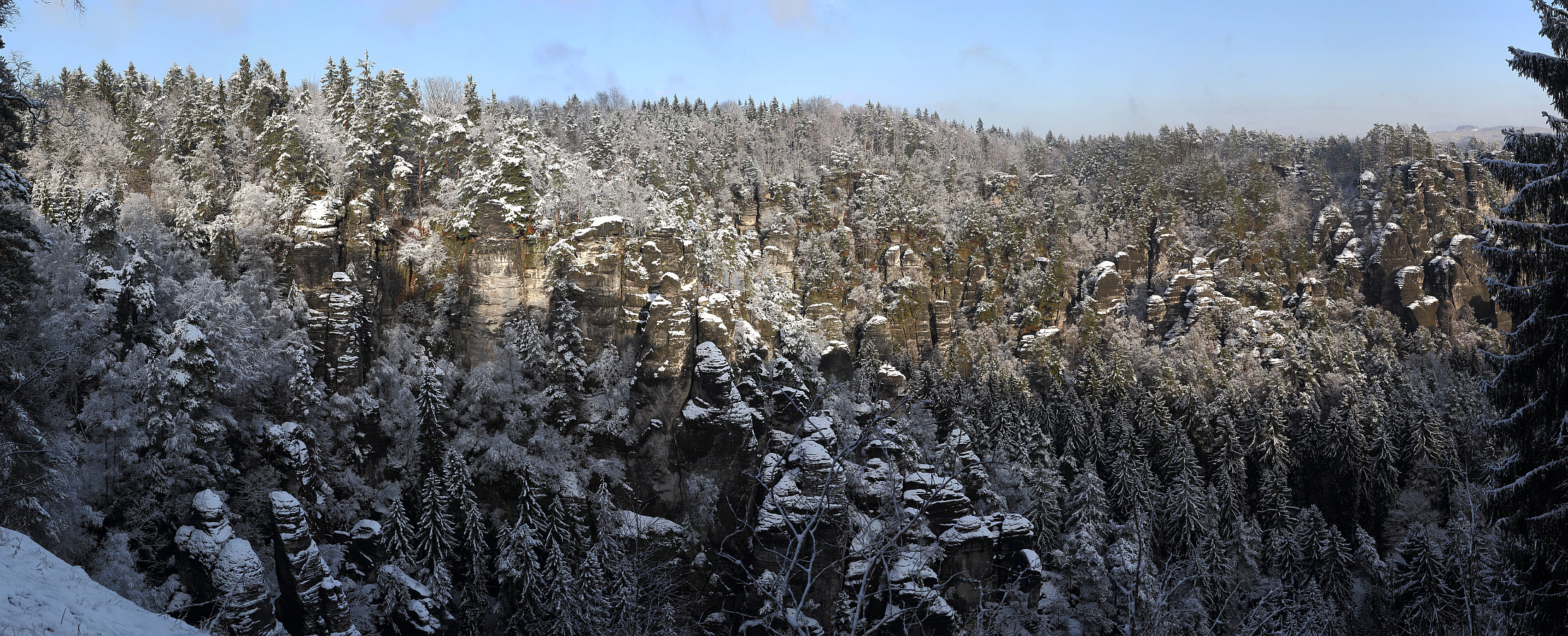 Panorama von gestern Mittag von der Basteiassicht an der Straße links vor dem Hotel