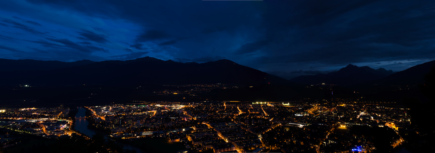 Panorama von Innsbruck in der Nacht