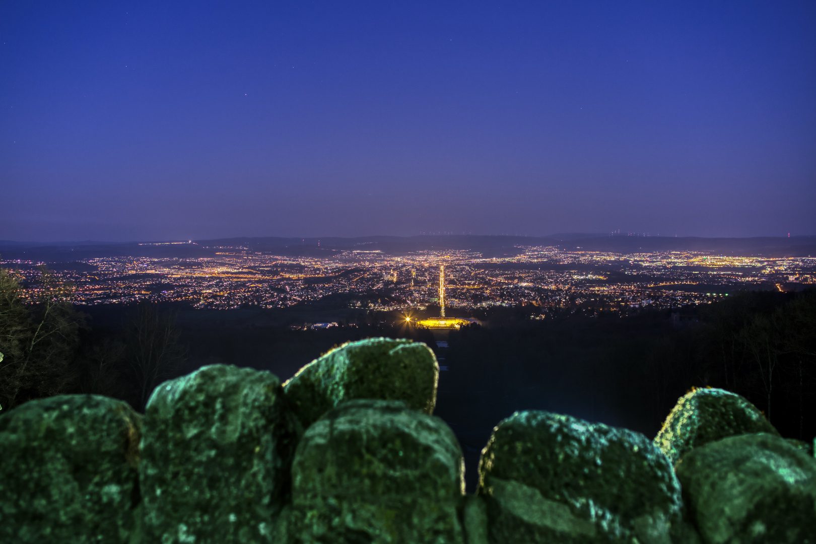 Panorama von Kassel bei Nacht.