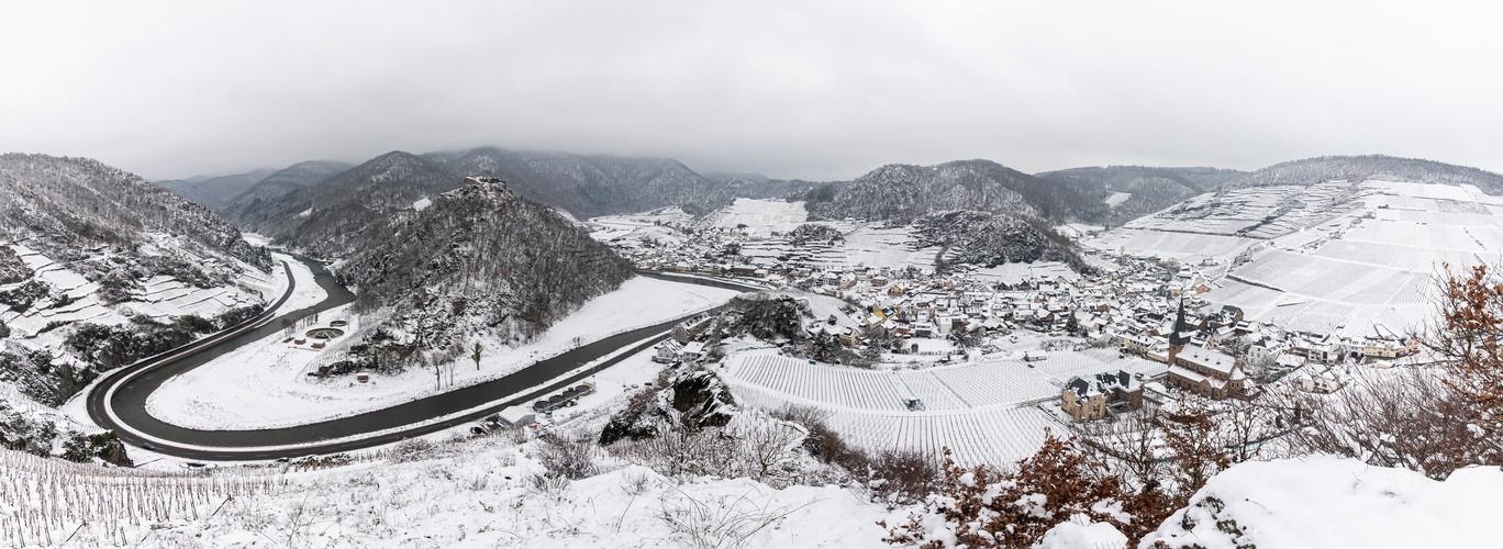 Panorama von Mayschoß an der Ahr im Winter