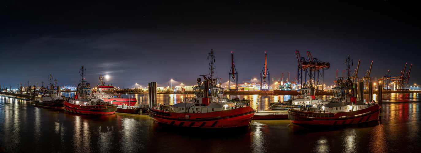 Panorama von mehreren Schleppern bei Nacht in Hamburg