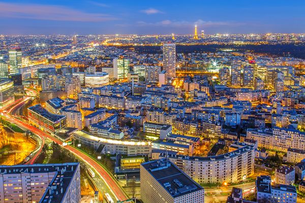 Panorama von Paris (mit Eifelturm, Tour Montparnasse, Arc de Triomphe und Sacré-Cœur), vor Covid-19