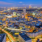 Panorama von Paris (mit Eifelturm, Tour Montparnasse, Arc de Triomphe und Sacré-Cœur), vor Covid-19