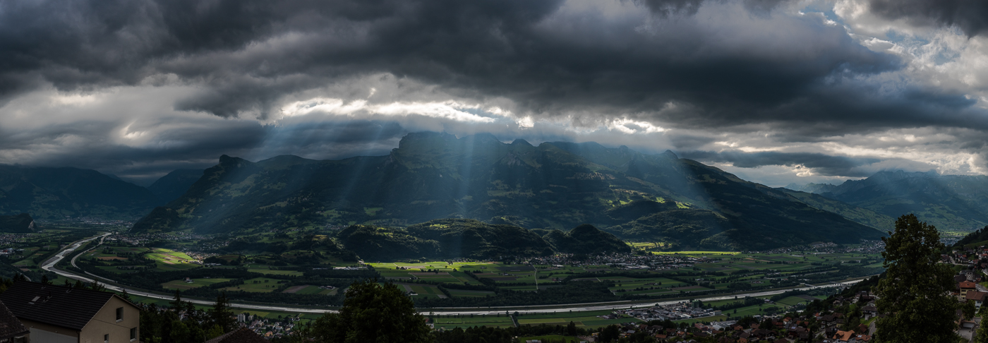 Panorama von Triesenberg (FL) ins Rheintal