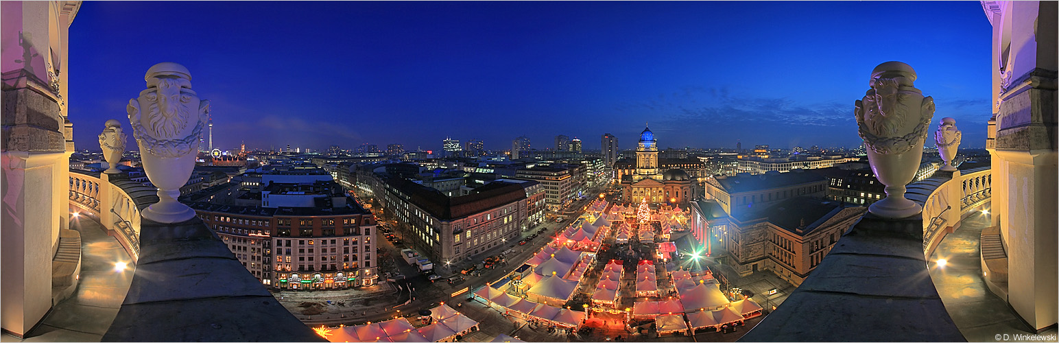 Panorama Weihnachtsmarkt auf dem Gendarmenmarkt