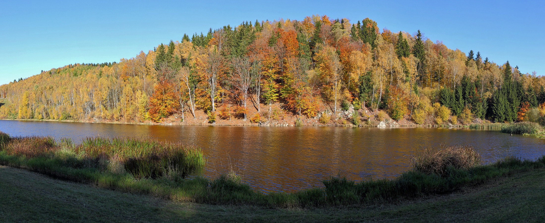 Panoramaausschnitt vom Speicher Lauenstein im Osterzgebirge, der...