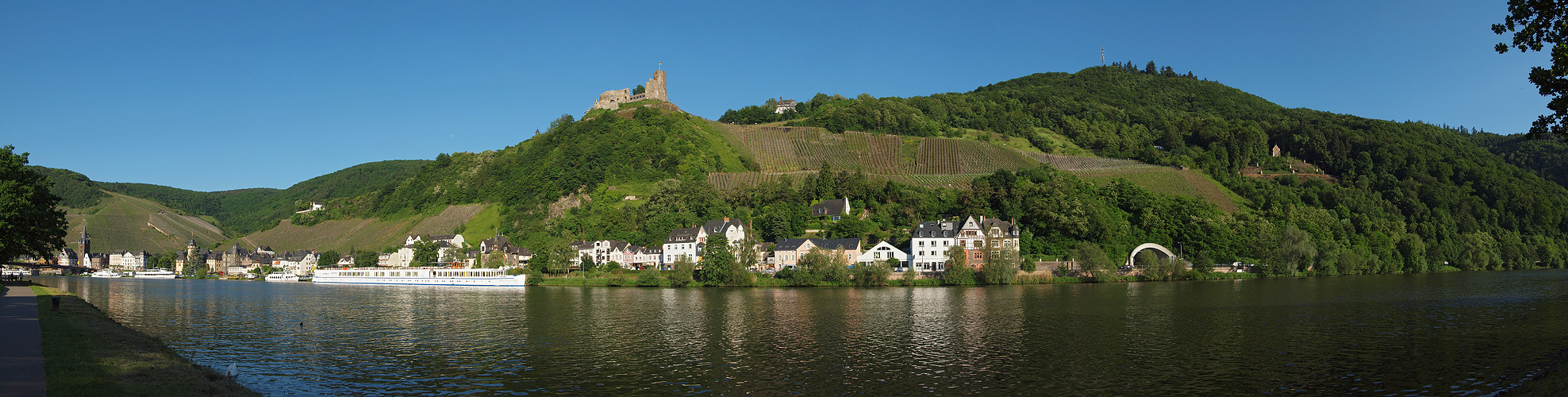 Panoramabild von Bernkastel vom Moselufer in Kues