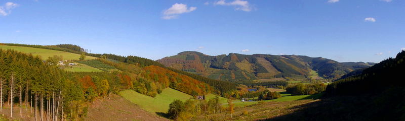 Panoramablick auf die Bergwelt bei Wenholthausen