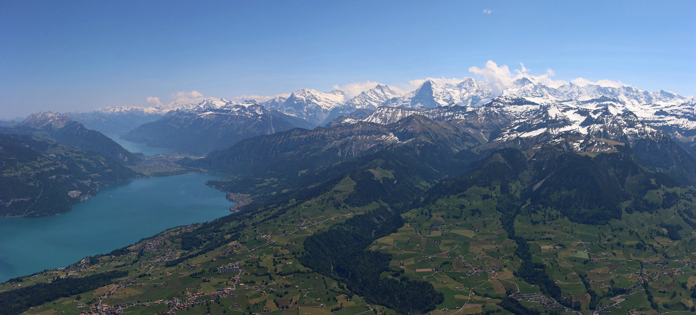 Panoramablick auf die Berner Alpen.