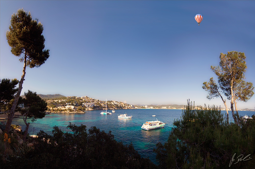 Panoramablick auf die Bucht bei Cala Fornells