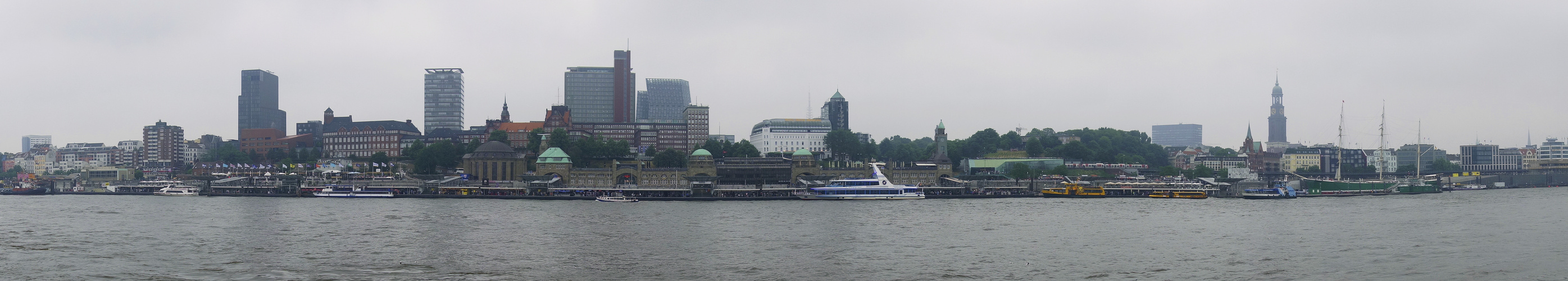 Panoramablick auf Landungsbrücken mit Michel in Hamburg