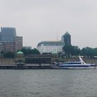 Panoramablick auf Landungsbrücken mit Michel in Hamburg