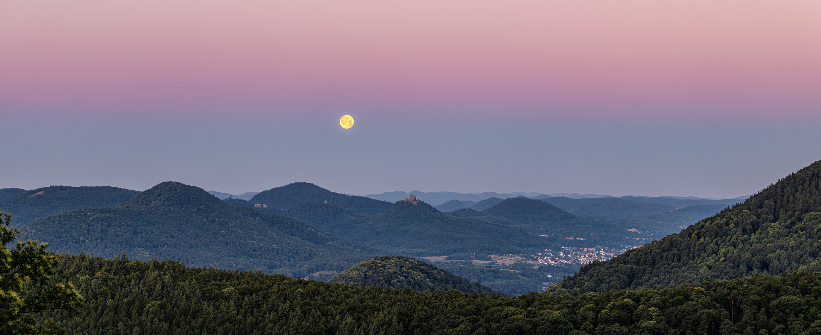 Panoramablick mit Mond