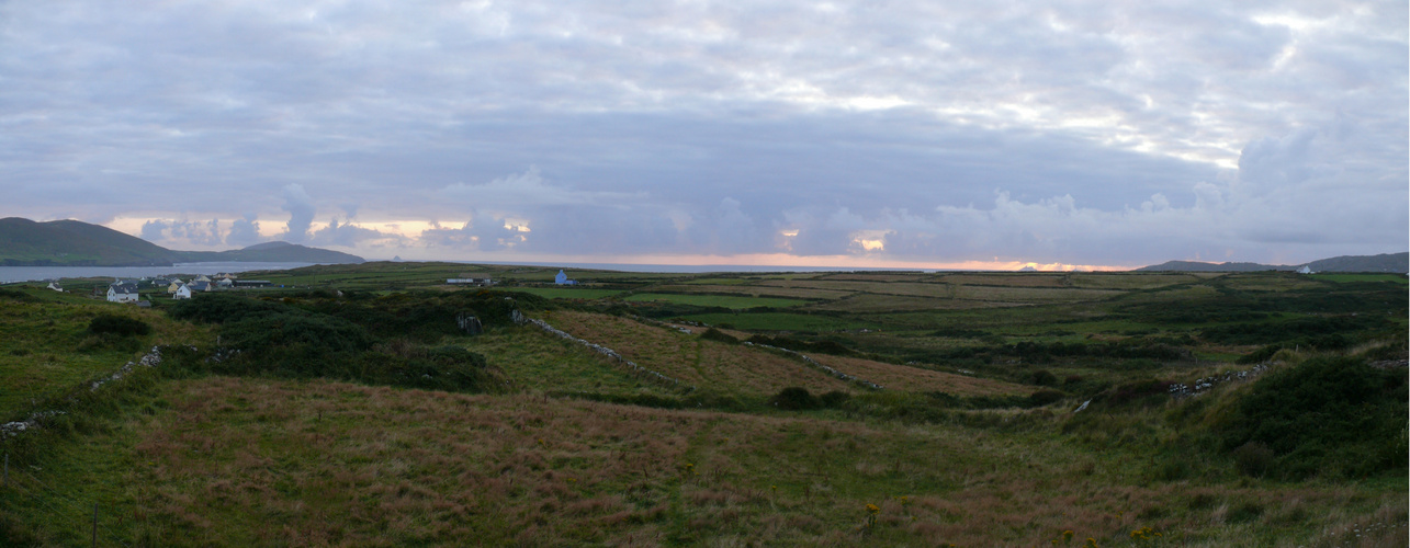 Panoramablick Richtung Westen gegenüber vom O'Neill's in Allihies