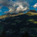 Panoramablick über das Passeiertal in Südtirol bei Meran am Abend