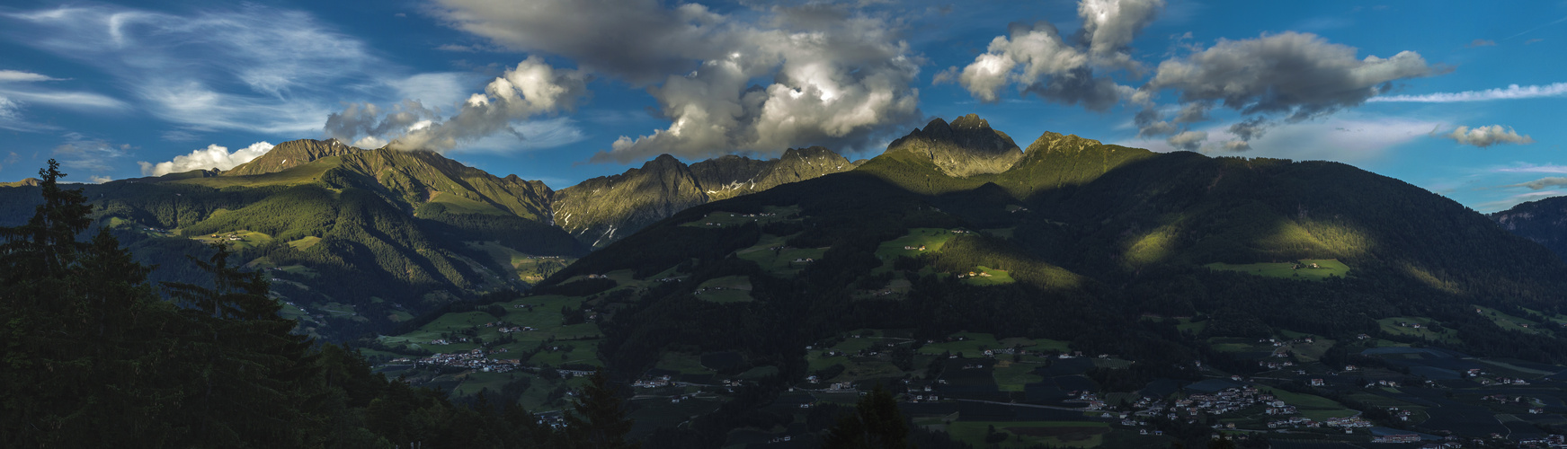 Panoramablick über das Passeiertal in Südtirol bei Meran am Abend