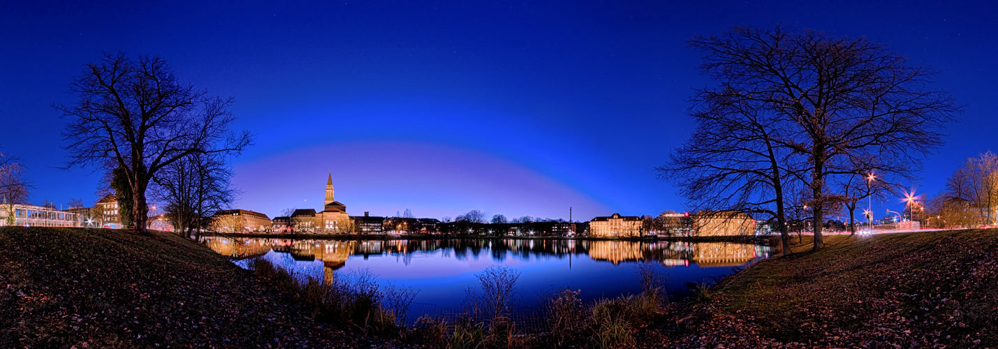 Panoramablick über den Kleinen Kiel zur blauen Stunde