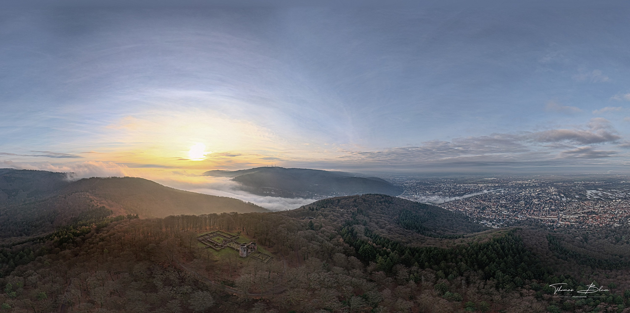 Panoramablick über Heidelberg und das Neckartal im Nebel