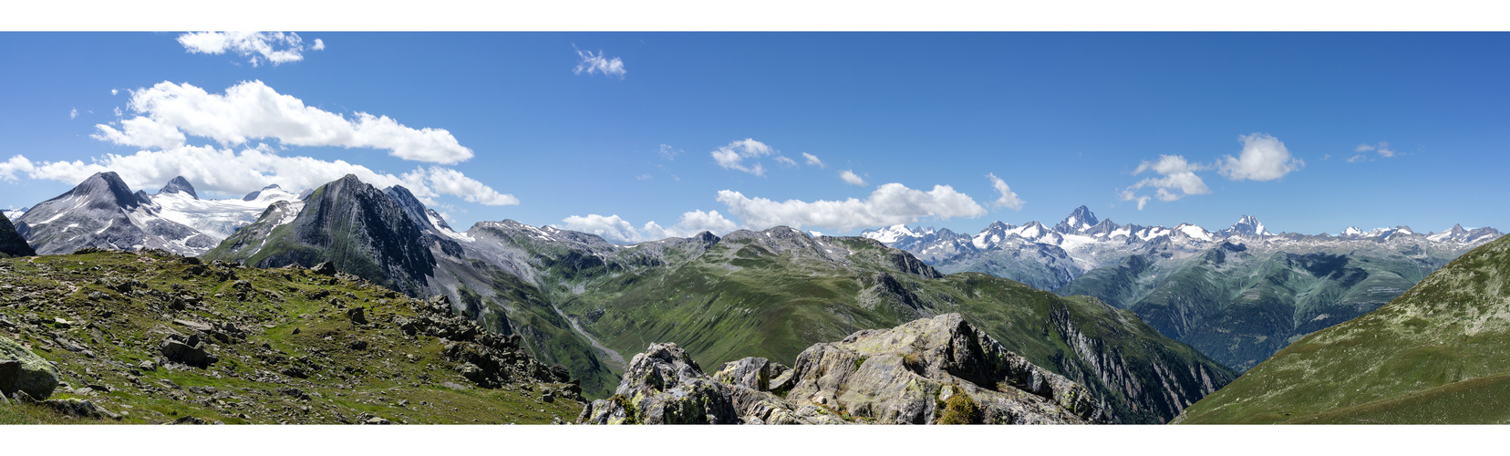 Panoramablick vom Nufenenpass aus.