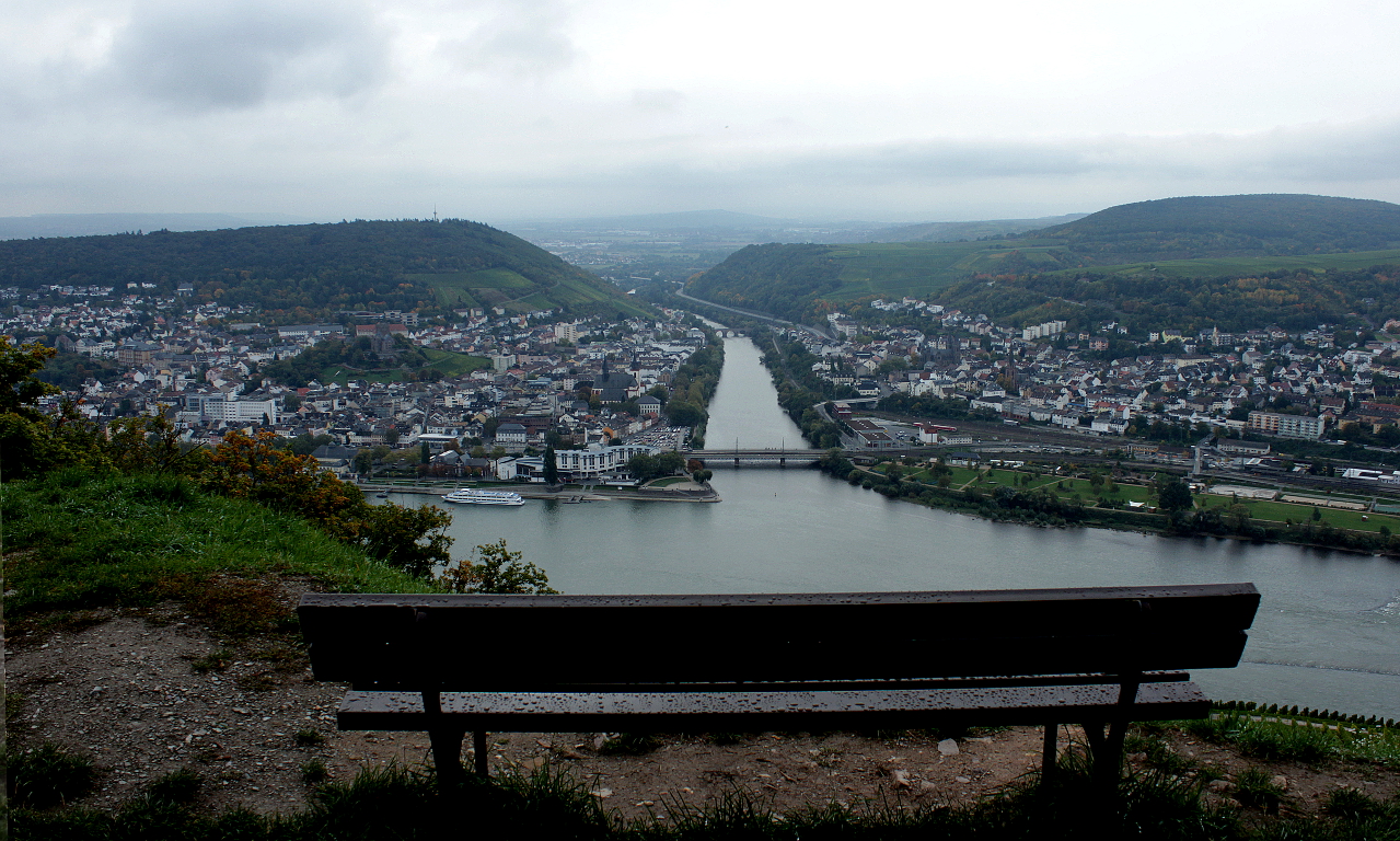 Panoramablick vom Weinberg bei Rüdesheim nach Bingen und zum Nahetal