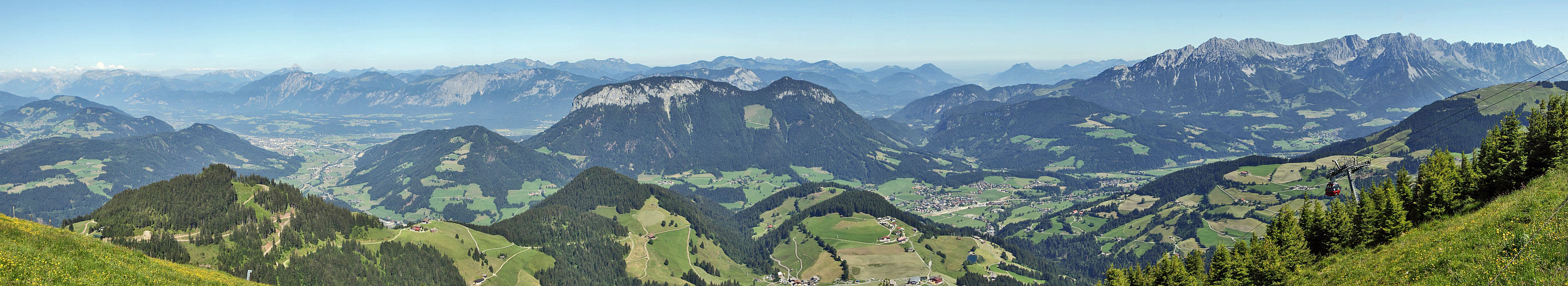 Panoramablick von der Hohen Salve zum Wilden Kaiser und den Bayerischen Voralpen