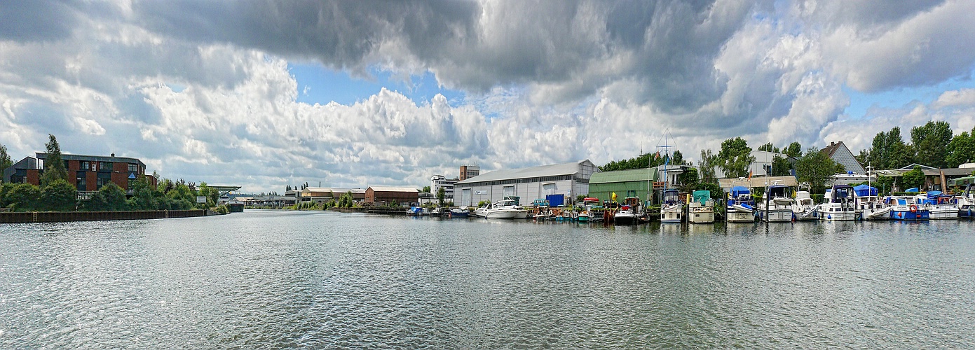 Panoramablick von der Ruhr in den Mülheimer Südhafen